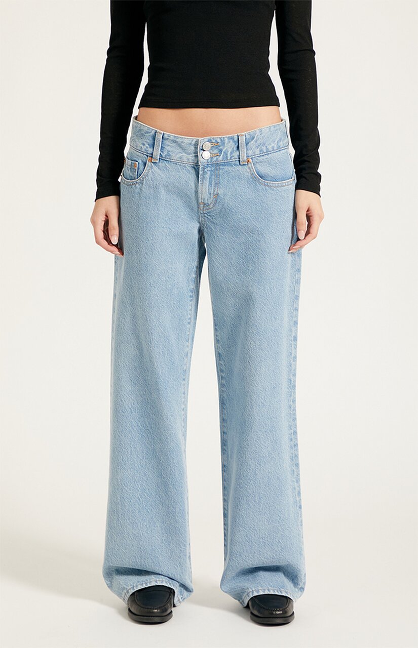 Zoe Low Rise Girlfriend Jeans Button Pocket Light Blue