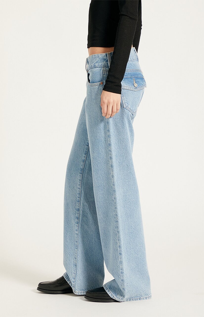 Zoe Low Rise Girlfriend Jeans Button Pocket Light Blue