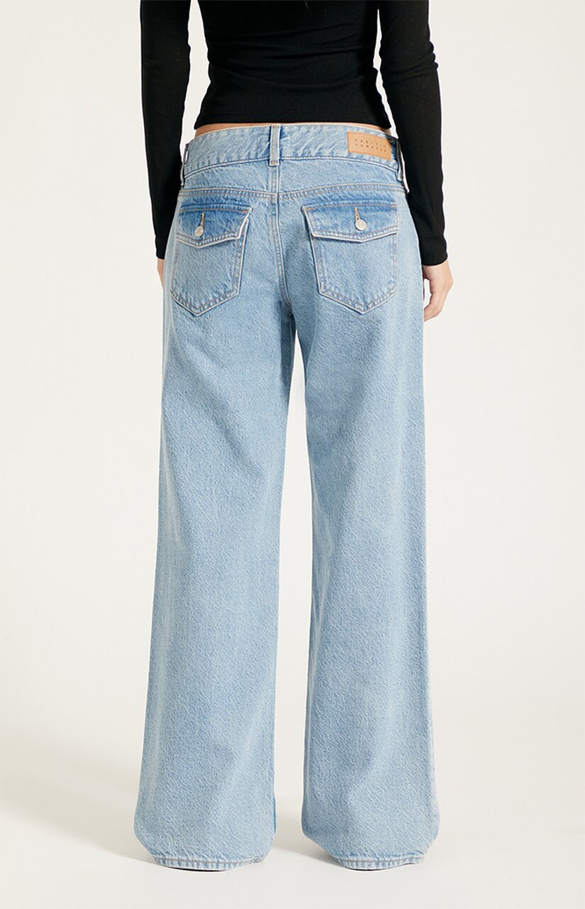 Zoe Low Rise Girlfriend Jeans Button Pocket Light Blue