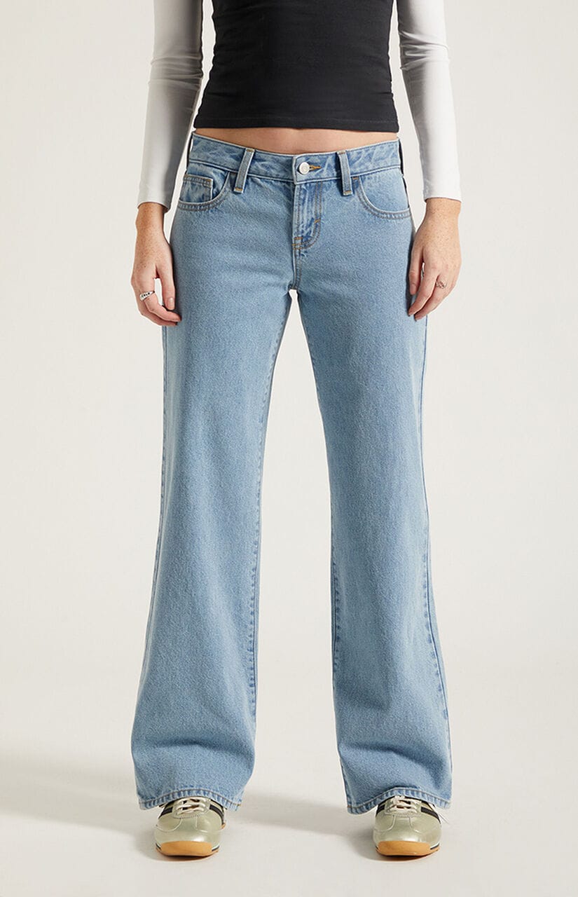 Zoe Low Rise Girlfriend Jeans Light Blue Wash