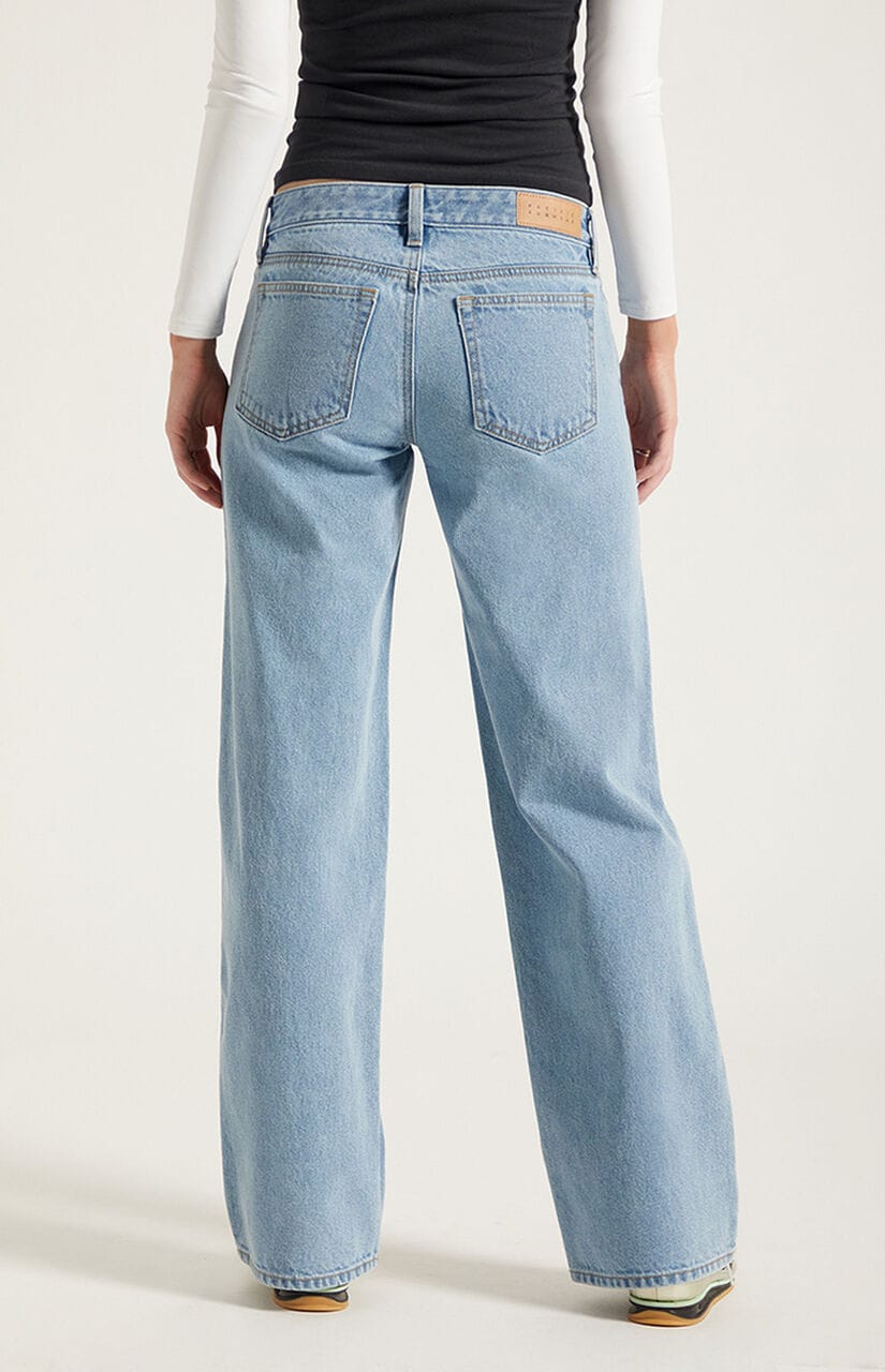 Zoe Low Rise Girlfriend Jeans Light Blue Wash